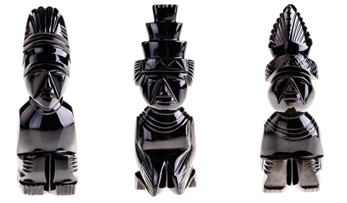 آدمک های ساخته شده از سنگ ابسیدین سیاه