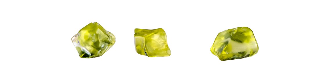 3 عدد بلور سنگ زبرجد با پسزمینه سفید
